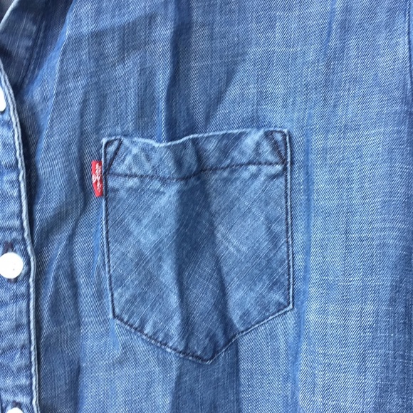Woman’s Levi’s button up shirt - Picture 2 of 5